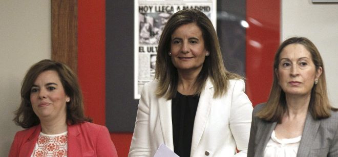Sáenz de Santamaría, Báñez y Pastor tras el Consejo de Ministros.