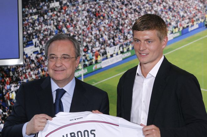 El futbolista alemán Toni Kroos junto a Florentino Pérez.