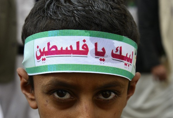 2014. Un niño yemení, con una banda en la cabeza en la que se puede leer en árabe 