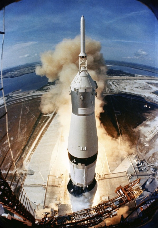 El 16 de julio de 1969 es lanzado al espacio el cohete Apollo XI con los astronautas estadounidenses Neil Armstrong, Edwin Aldrin y Michael Collins, el primero en llevar un ser humano a la superficie lunar.