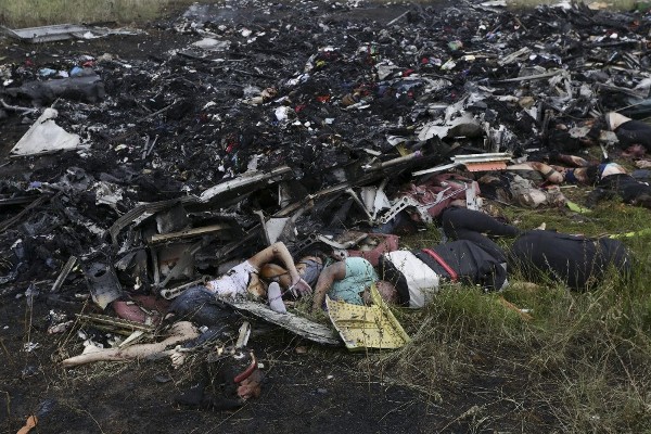 Vista de varias víctimas, y restos de fuselaje del avión Boeing 777 del vuelo MH 17 de la aerolínea Malaysia Airlines tras estrellarse cerca de Donetsk (Ucrania).
