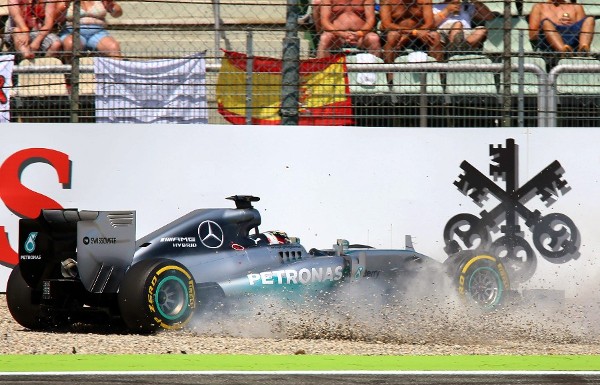Hamilton tuvo un accidente.