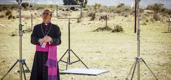 Fotografía facilitada por Ideasamares, del actor Álex Angulo, en su papel de obispo secuestrado, durante el rodaje de 