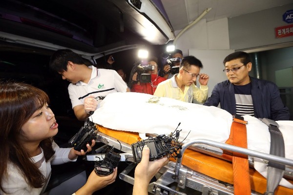 El cuerpo de Yoo Byung-eun de 73 años, dueño del ferri surcoreano hundido Sewol, y quien se encontraba fugitivo, es trasladado a una ambulancia este, 22 de julio de 2014, en Suncheon City, Corea del Sur. 