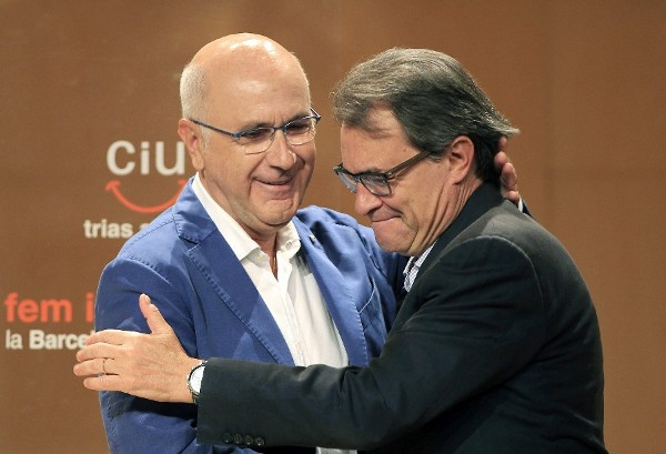 El presidente catalán, Artur Mas (d), y el secretario general de CiU, Josep Antoni Duran Lleida.