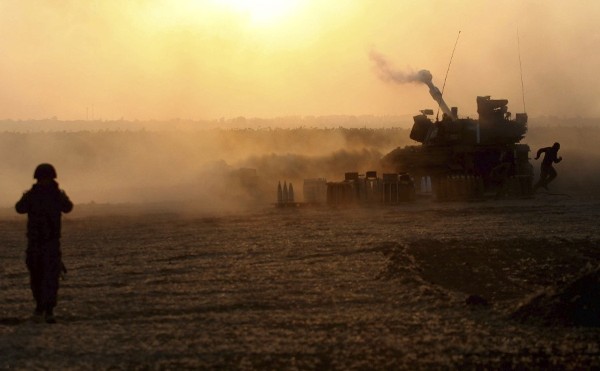 Unos soldados israelíes disparan proyectiles de artillería cerca de la franja de Gaza.