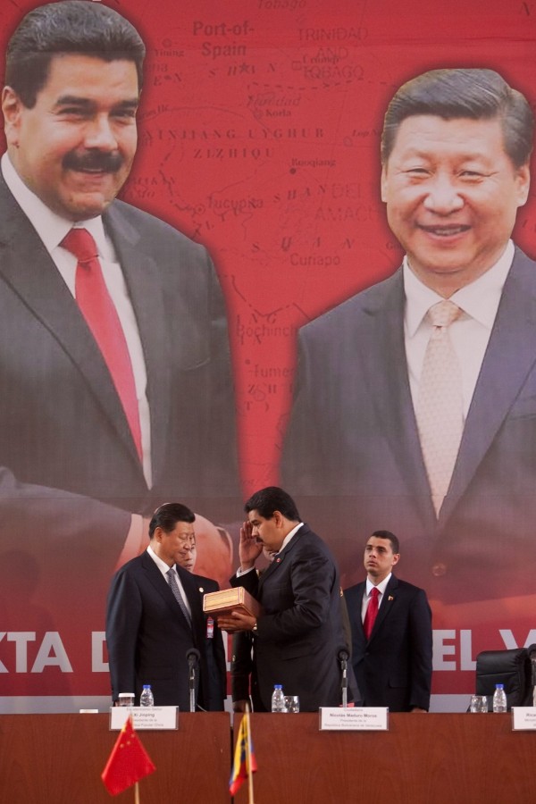 El presidente venezolano, Nicolas Maduro (d), y su homólogo de China, Xi Jinping.