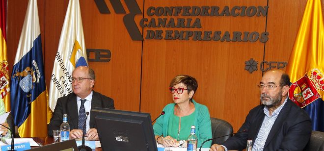 El presidente de Repsol, Antonio Brufau (i), y los vicepresidentes de la Confederación Canaria de Empresarios, María de la Salud Gil (c) y Vicente Marrero (d).