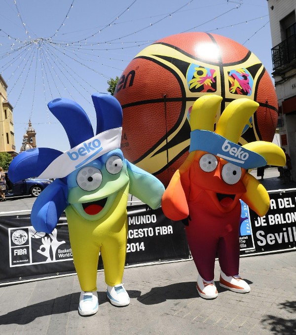 Olé y Hop, un par de manos vestidas para jugar al baloncesto que representan las mascotas de la Copa el Mundo de Baloncesto de España 2014 que, junto con el balón oficial, han sido presentados hoy en Sevilla.