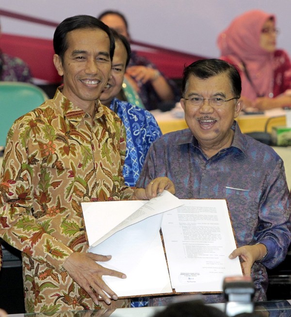 Joko Widodo (i) y Jusuf Kalla.