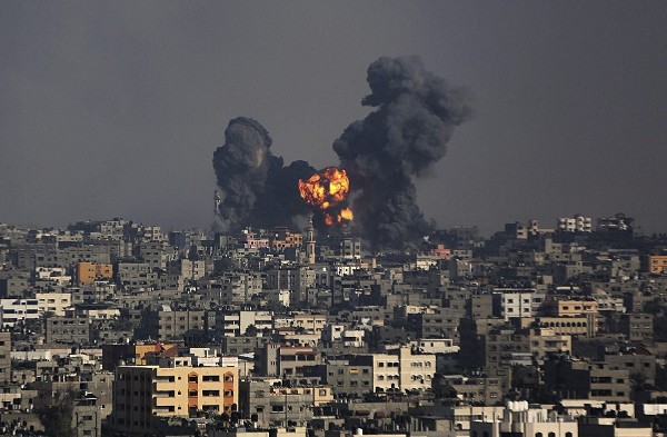 Una columna de humo y fuego se eleva sobre el barrio de Al Shejaeiya en la ciudad de Gaza, en la franja de Gaza.