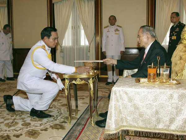 Fotografía cedida este, 23 de julio de 2014, que muestra al rey Bhumibol Adulyadej de Tailandia (d), durante la entrega de una Constitución interina al jefe de la junta militar, el general Prayuth Chan-ocha (i), durante una audiencia en el Palacio Klai Kangwol en el distrito de Hua Hin, Tailandia. 