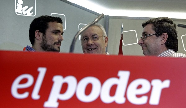 El coordinador general de Izquierda Unida, Cayo Lara (c), conversa con los diputados Alberto Garzón (i) y José Luis Centella (d), al comienzo del primer Consejo Político de IU después de las elecciones europea.
