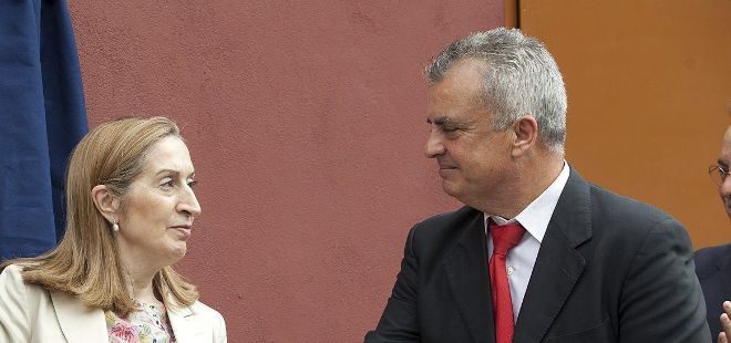 La ministra de Fomento, Ana Pastor (i) y alcalde del municipio tinerfeño de Icod de Los Vinos, Juan José Dorta.