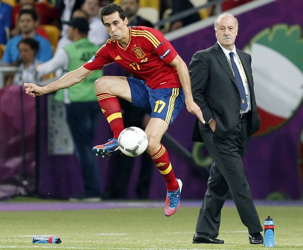 El internacional español Álvaro Arbeloa controla el balón ante el seleccionador de España, Vicente del Bosque.