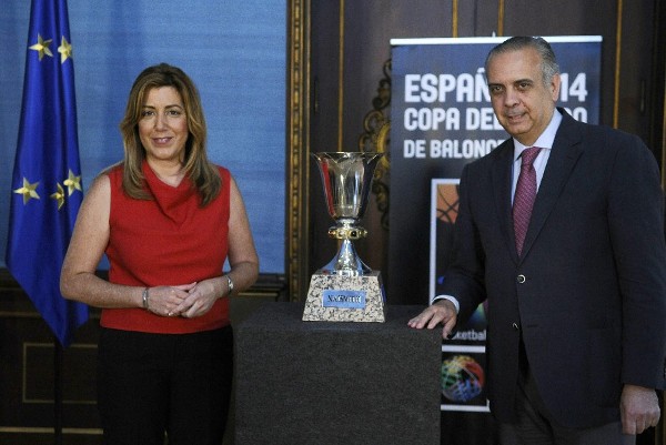 La presidenta de la Junta de Andalucía, Susana Díaz posa ante los medios con el presidente de la Federación Española de Baloncesto (FEB), José Luis Sáez.