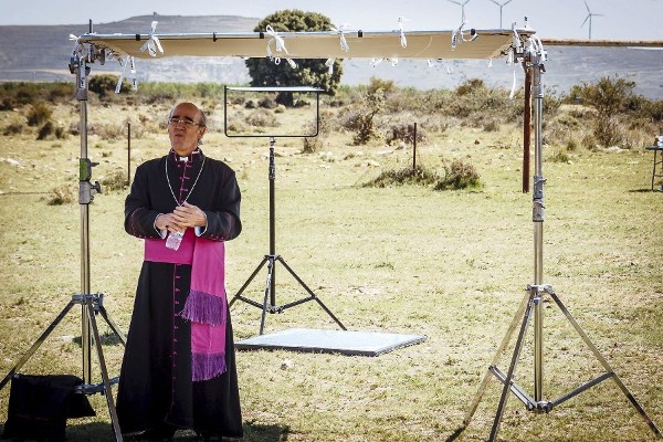 Fotografía facilitada por Ideasamares, del actor Álex Angulo, en su papel de obispo secuestrado, durante el rodaje de 