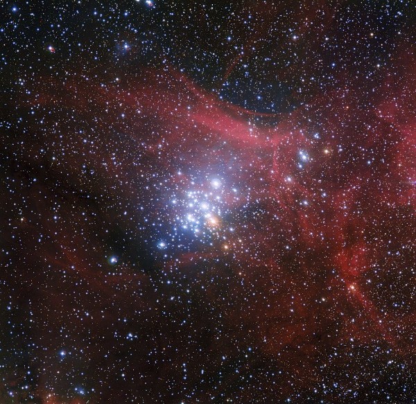  ESO de 2,2 metros, emplazado en el Observatorio La Silla de ESO, en la que se observa un conjunto de estrellas jóvenes congregadas sobre un fondo de nubes de gas y franjas de polvo en la Constelación de Carina, un 