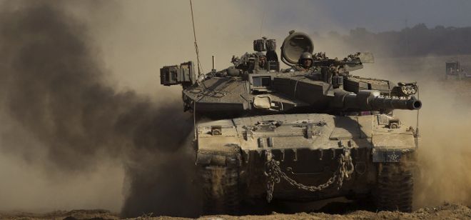 Un carro de combate Merkava israelí sale de la Franja de Gaza.