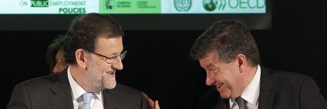 Mariano Rajoy (izq.) conversa con el director general de la Organización Internacional del Trabajo (OIT), Guy Ryder.