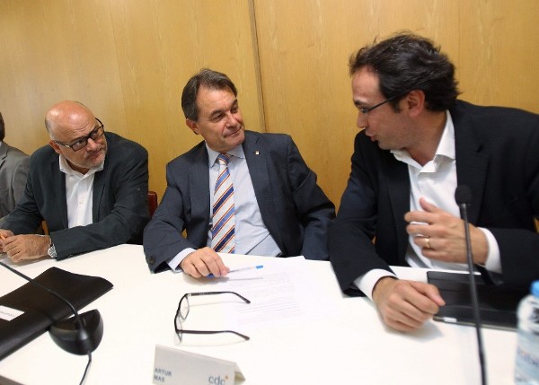 El presidente de la Generalitat y líder de CiU, Artur Mas (c), durante la reunión esta mañana de la ejecutiva del partido, en la que ha anunciado que el actual secretario de Organización, Josep Rull (d), asumirá las funciones de 