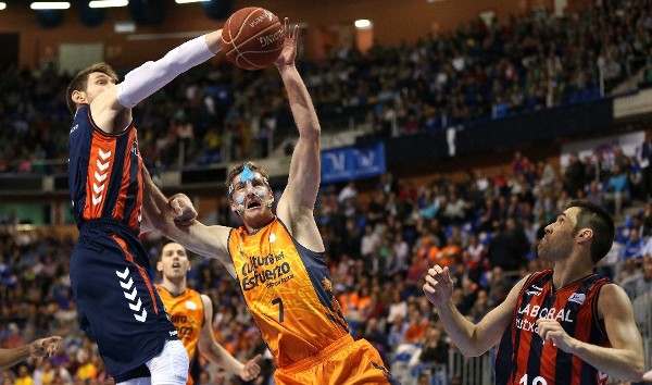 El alero italiano del Laboral Kutxa Andrés Nocioni lucha el balón ante el ala-pivot estadounidense del Valencia Basket Club Justin Doellman.
