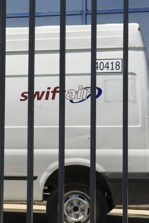 Una furgoneta en la sede de la compañía aérea Swiftair en Madrid.