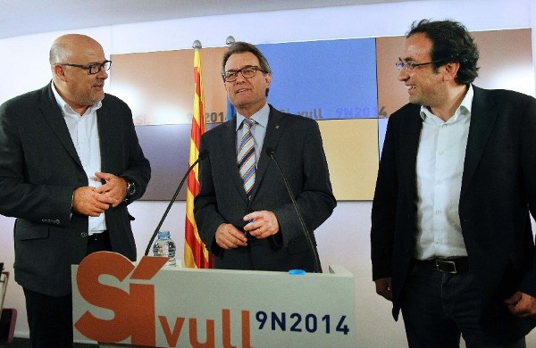 El presidente de la Generalitat, Artur Mas, acompañado por el nuevo coordinador general del partido tras la marcha de Oriol Pujol, Josep Rull (d), y Lluís Corominas.