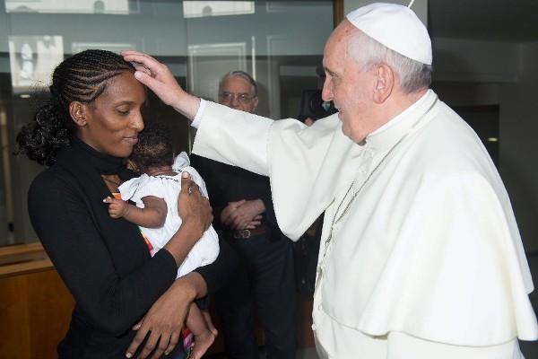 Fotografía facilitada por el diario del Vaticano L'Osservatore Romano en la que aparece el Papa Francisco junto a Mariam Yahya Ibrahim, la ciudadana sudanesa condenada a muerte por apostasía al convertirse al cristianismo.