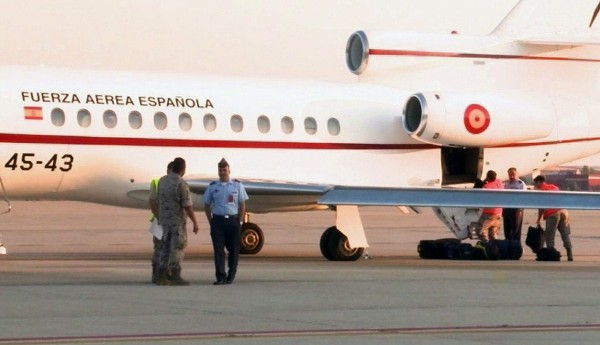 Imagen de televisión del equipo del embarque de los expertos en aviación civil y miembros de la Policía Científica que han partido esta mañana dirección a Mali para colaborar en las investigaciones del accidente aéreo de la compañía española Swiftair, en el que han fallecido 116 personas, entre ellas los seis tripulantes españoles de la aeronave.