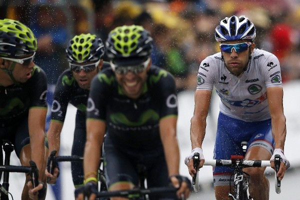 El ciclista francés del equipo Fdj, Thibaut Pinot (dcha), y el español del Movistar Alejandro Valverde (2i).