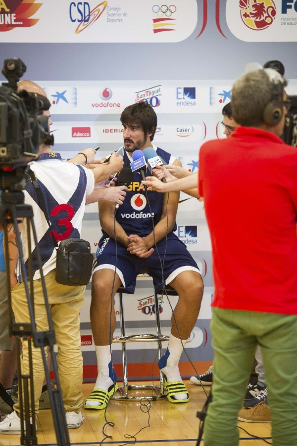 El jugador de la selección española de baloncesto Dani Díez, durante la rueda de prensa posterior a la sesión de entrenamiento celebrada hoy en el pabellón Triángulo de Oro de Madrid, donde preparan el Mundial de España 2014.