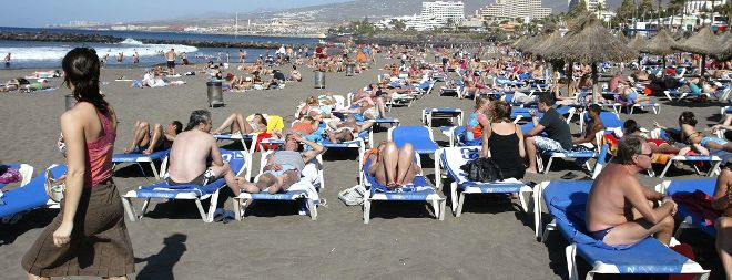 Numerosas personas disfrutan del buen tiempo en las playas de Tenerife.