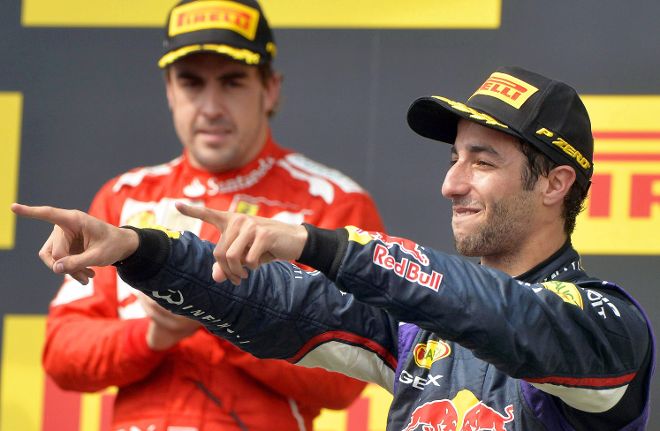 Daniel Ricciardo (d) de Red Bull con Fernando Alonso aplaudiendo.