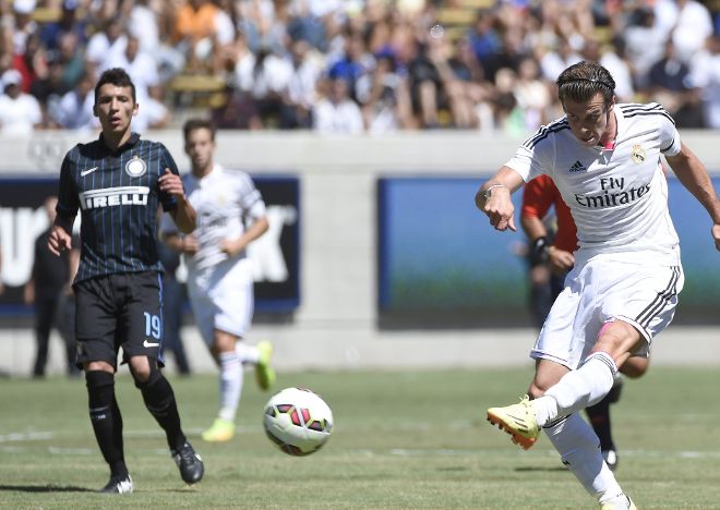 Gareth Bale dispara con potencia en el primer amistoso.