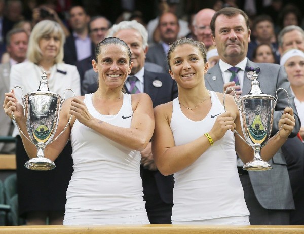 Sara Errani (R) and Roberta Vinci of Italy hold their trophies after they beat Timea Babos of Hungary and Kristina Mladenovic of France in the women's doubles final of the Wimbledon Championships at the All England Lawn Tennis Club, in London, Britain, 05 July 2014. (Tenis, Francia, Italia, Francia)