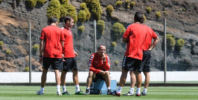 El técnico del Tenerife dando instrucciones a los jugadores.