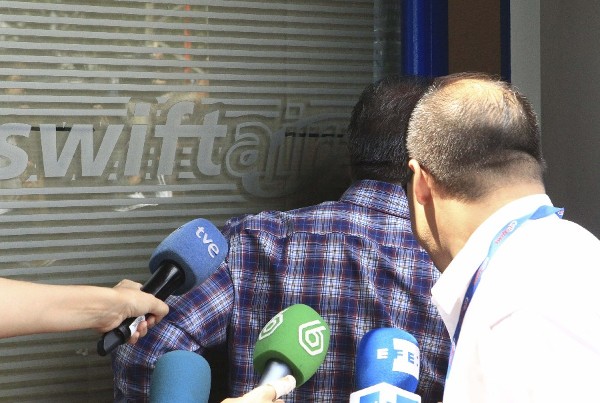 Un hombre entra en la sede de la compañía aérea Swiftair en Madrid.