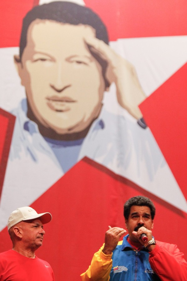 Fotografía cedida por la Presidencia de Miraflores que muestra al presidente venezolano Nicolás Maduro (d) junto al exjefe de la inteligencia militar Hugo Carvajal.