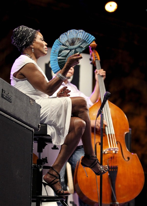 La cantante estadounidense Dee Dee Bridgewater, en un momento de su actuación en la plaza de la Trinidad de la capital donostiarra, durante la última jornada del 49 Festival de Jazz de San Sebastián.