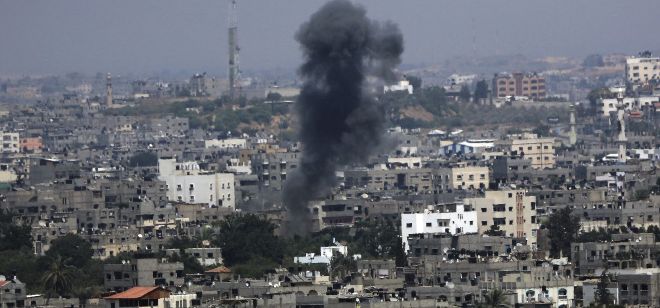 Una columna de humo se eleva al este de Gaza.