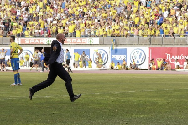 El entrenador del Córdoba, Albert Ferrer, celebra el ascenso a Primera División al término del partido de la Liga Adelante ante la UD Las Palmas, disputado esta tarde en el estadio de Gran Canaria.
