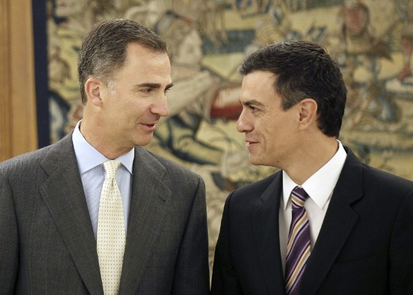 El Rey Felipe VI conversa con el nuevo secretario general del PSOE, Pedro Sánchez (d), en el Palacio de La Zarzuela.