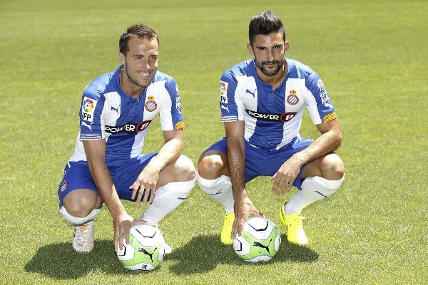 El defensa Álvaro González (d) y el centrocampista Paco Montañés (i), durante su presentación como nuevos jugadores del RCD Espanyol hoy en Cornellá - El Prat, procedentes del Real Zaragoza.