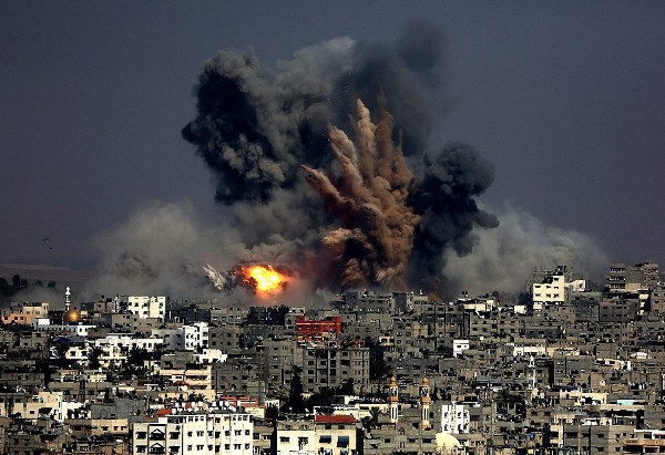 Fotografía de una explosión durante un ataque aéreo israelí el martes 29 de julio de 2014, en el barrio Tuffah al este de la ciudad de Gaza City. 