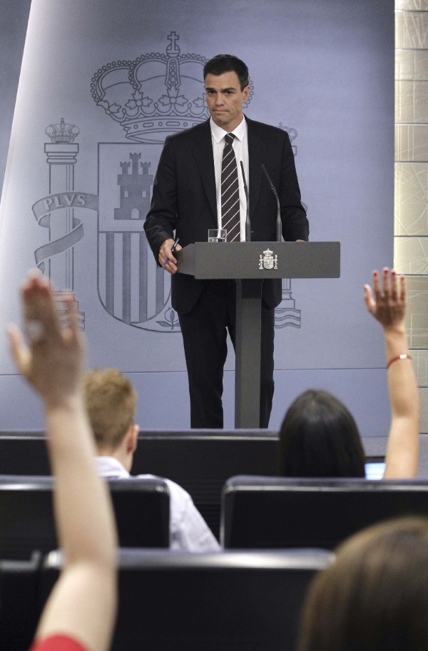El nuevo secretario general del PSOE, Pedro Sánchez, durante la rueda de prensa ofrecida tras la reunión que ha mantenido con el presidente del Gobierno, Mariano Rajoy.
