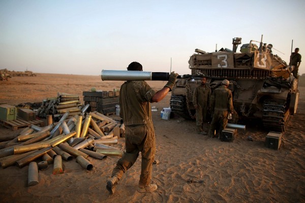 Soldados israelíes preparan un tanque Merkava.