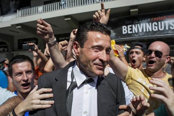 El presidente del Valencia CF, Amadeo Salvo, es ovacionado por la afición a su salida del Mestalla.