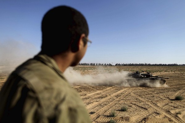 Un soldado israelí observa un tanque en una zona de la franja de Gaza, al sur de Israel.