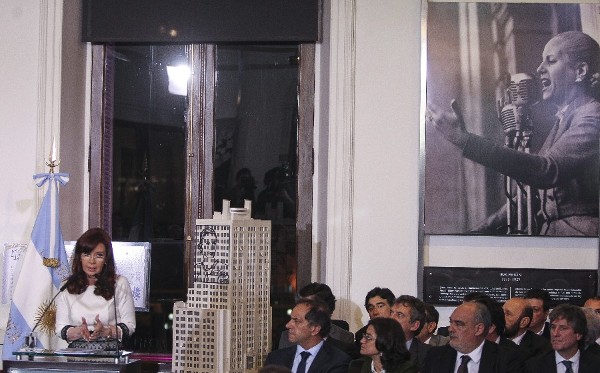 La presidenta de Argentina Cristina Fernández (i) habla en la Casa Rosada en Buenos Aires. 